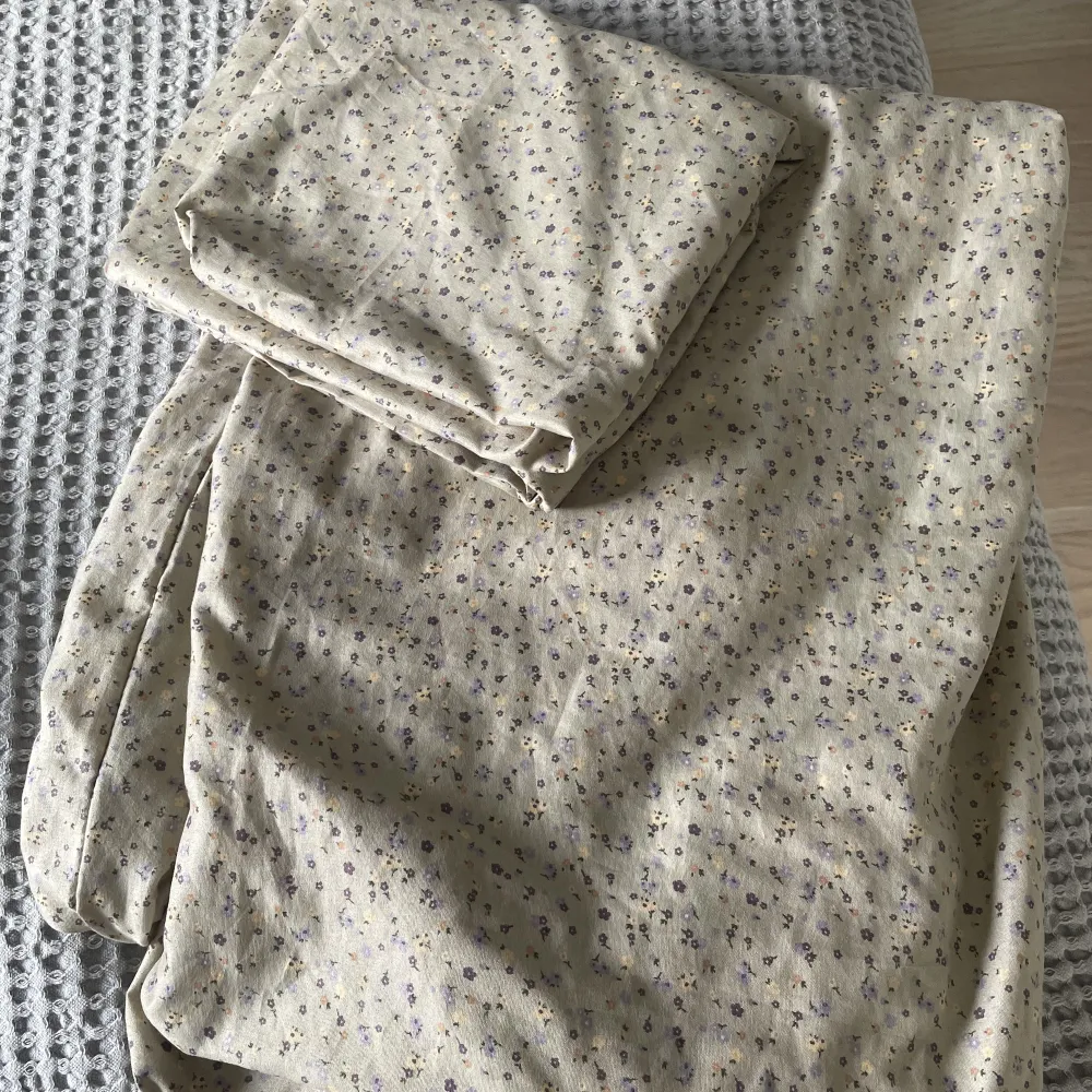 Helt nytt sängkläder set finns två delar två till täcke och två kuddfodral.  Bara tvättande färgen passa inte rummet. Tänkte mig 120kr för båda men de går även att bara köpa ena om man skulle vilja de😊. Övrigt.