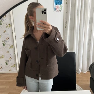 Kappahl kappa  - Kort kappa från Kappahl, skriv för mer bilder! Lite använd så lite nopprig☺️nypris: 899kr