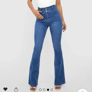 Utsvängda Jeans - Helt oanvända jeans, endast testade. Lappar och förpackning finns kvar. Säljer då de var för långa för mig 