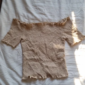 Söt topp  - Stretchig off shoulder topp. Knappt använd. Strl M