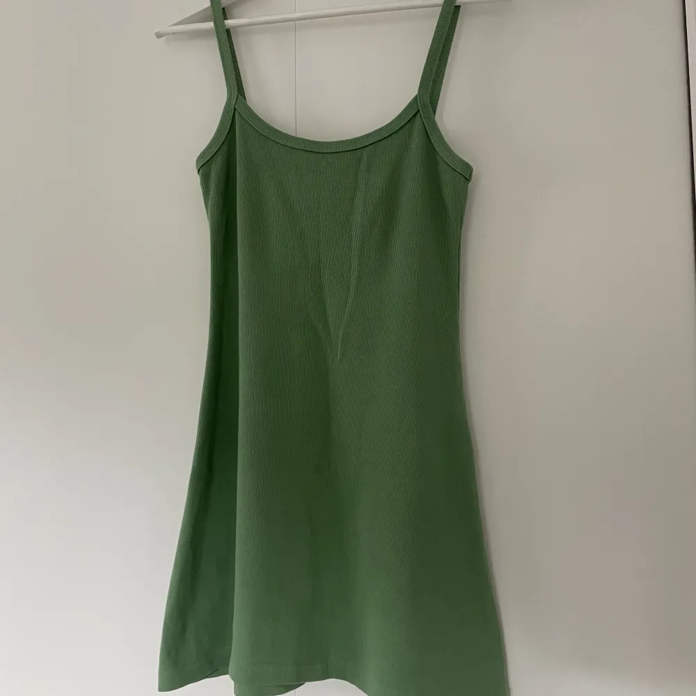 Jättefin grön klänning köpt second hand. Stl S. Använd endast några gånger🥰färgen är som på dom två första bilderna. Pris 100kr plus frakt🩷🩷. Klänningar.
