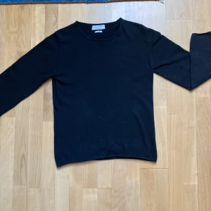 Stickad tröja  - Svart stickad tröja köpt från butik. Kan frakta ifall det behövs. Den är mycket skön att ha på sig. 100 % Kashmir 
