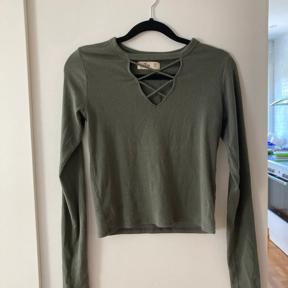 Grön långärmad tröja från Hollister!💚 Änvänd ganska mycket men ändå fint skick🌟 Säljer denna tröja då jag inte tycker om den längre🌿 Storlek xs☘️. Skjortor.