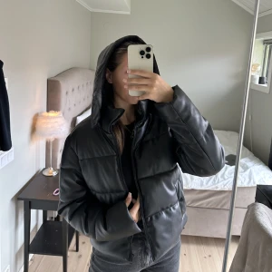 Vinter/ höst jacka skinn imitation  - Med avtagbar luva. Kortare i modellen slutar precis vid höften. Använd 1 gång. Inga stitage eller fläckar. Nyskick.  