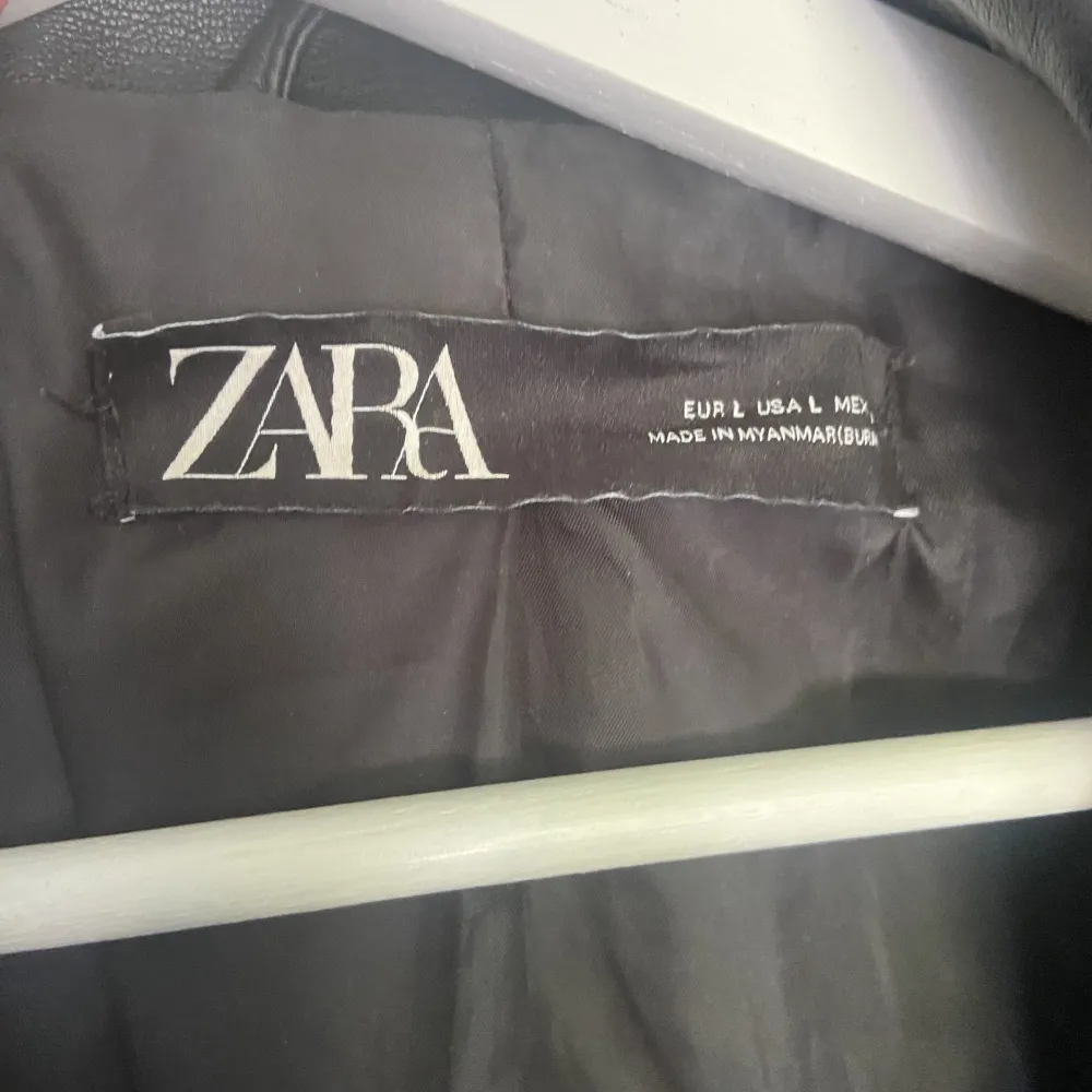 Skinnjacka från Zara, i jätte bra skick. Jackor.