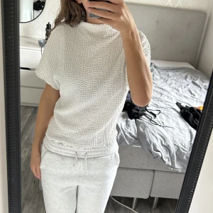 Zara tröj - Vit zara tröja som jag inte tycker passar mig. Knappt använd någonting. 