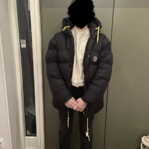 Fjällräven - Intressekoll på min fjällräven-jacka, köpt på Plick förra vintern. Storlek XS men lite oversized, säljer då jag vill köpa en ny färg i år:) en liten skada längst ner på armen (sista bilden)💕
