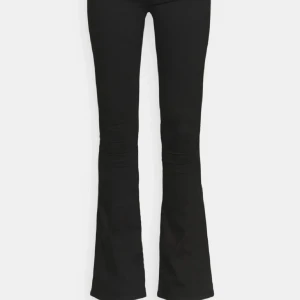 Flare midrise jeans  - Säljer ett par superfina svarta drdenim jeans i bra skick. De är flare/bootcut och sitter mid/lågt i midjan. Formar kroppen jättebra men kommer tyvärr inte till användning. Hör av er vid frågor eller liknande, kan lösa fler bilder💗💗