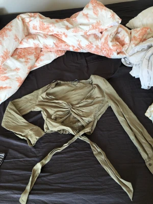 Grön långärmad topp - Fin till både vardag och en finmiddag. 