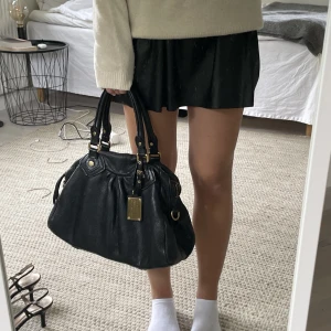 Svart minikjol i skinnimitation  - Säljer denna kjol från H&Ms barnavdelning. Den är i storlek 134/140 vilket ungefär motsvarar xs 