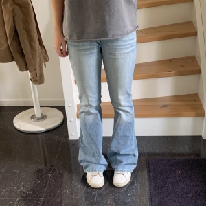 Lågmidjade jeans - Säljer dessa sjukt snygga lee jeans då de tyvärr är försmå för mig i midjan😢💘 Midjemått: 69 cm Innerbenslängd: 84 cm Jag är 167❤️  Byxorna har en liten fläck vid benet men inget man lägger märke till så hör av dig privat för bild på de✨
