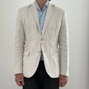 Linnekavaj  - Säljer min snygga linnekavaj från zara, köpt för några år sen och inte klmmit till så mycket användning. Väldigt fint skick, storlek 48 sitter som 46 (small) hpjta till för mer bilder eller info! 