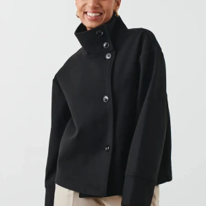 Short felt jacket - Short felt jacket från Gina tricot, slutsåld online!  Strl S, helt oanvänd med lapp kvar