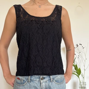 SPETSLINNE - Gulligt och trendigt spetslinne. Sitter ganska löst och är rak i formen, perfekt för en avslappnad look😍 Hör av dig om du har frågor!💋