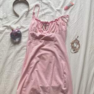 Rosa y2k klänning, jättesöt men säljer pga att den inte kommer till använding.  Använder köp nu och katt finns i hemmet!