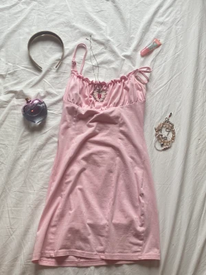 Y2K KLÄNNING - Rosa y2k klänning, jättesöt men säljer pga att den inte kommer till använding.  Använder köp nu och katt finns i hemmet!