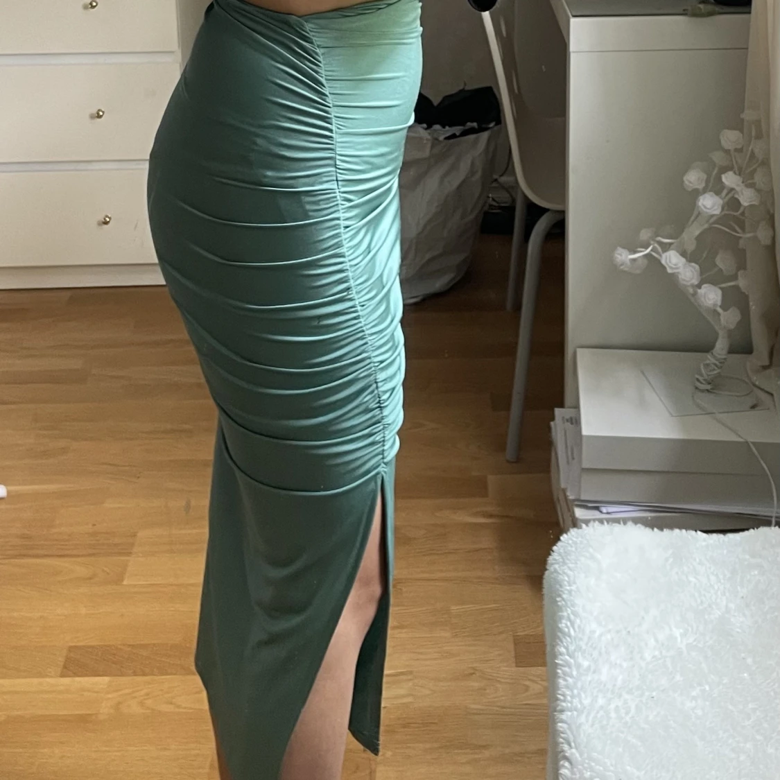 Grön kurvgivande kjol - 90