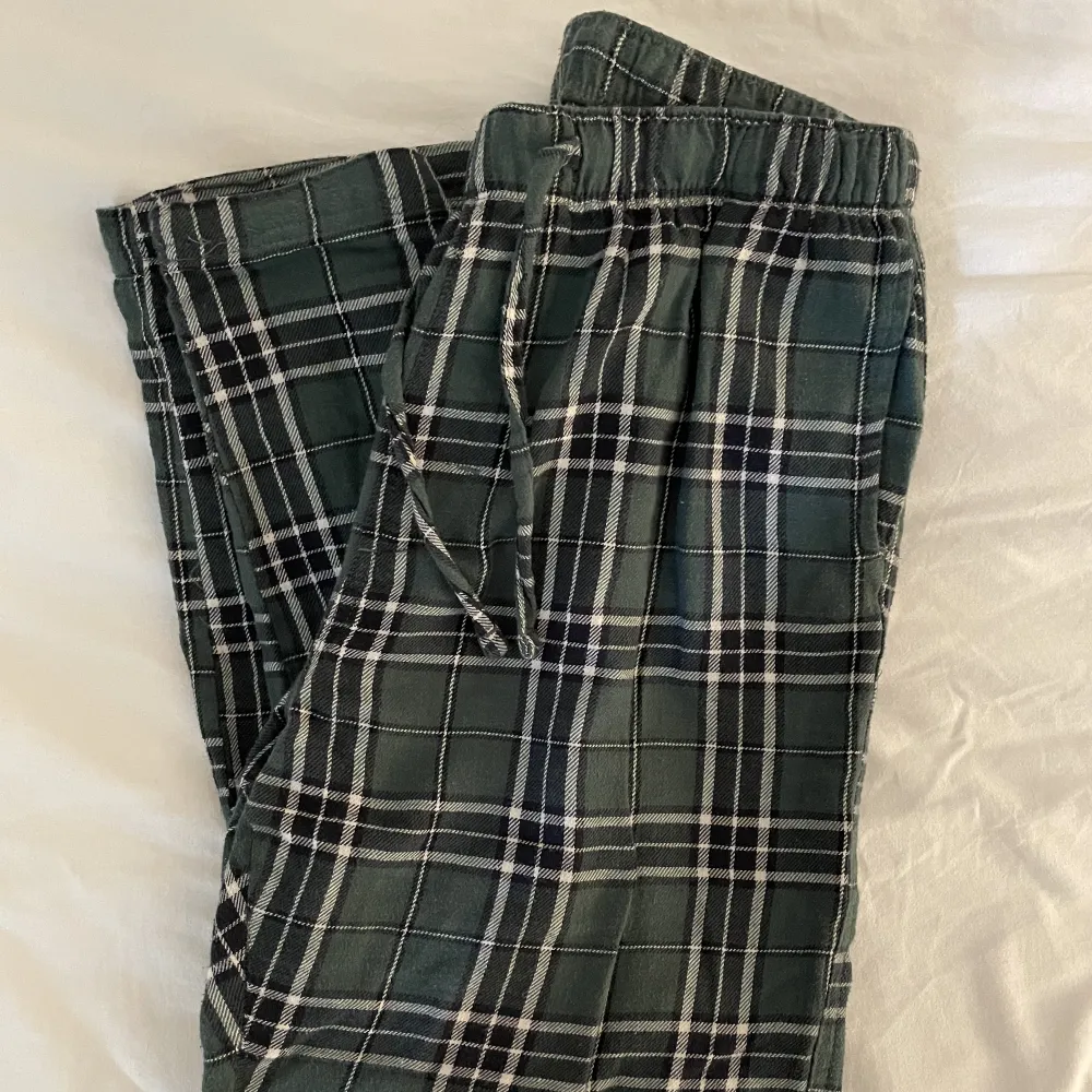 Gröna rutiga pyjamasbyxor från h&m som jag säljer då jag inte använder dom. Sköna och så mysiga nu till hösten och vintern. Storlek S🤎 säljer för 130kr + frakt. Jeans & Byxor.