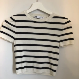 Zara topp - Randig stickad topp från Zara! Nyskick