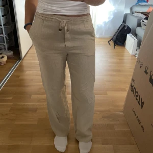 Linnebyxor  - Säljer dessa linnebyxor från Zara i storlek S. Hör av er ifall ni är intresserade 🥰