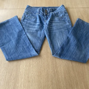 Lågmidjade jeans - Vintage jeans från Miss Ania. Midja:72 Innerben:73