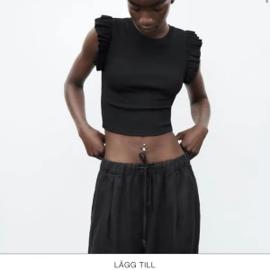 Zara t shirt med volang - Zara t shirt, köpt förra året men använd några gånger bara💕