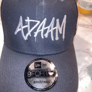 Limited edition Adaam keps som inte går att köpa någonstans. Vann den i en av hans tävlingar. Möts upp i Stockholm 👍