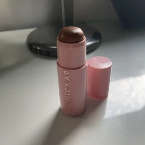 Hickap wonderstick - Hickaps bronzer stick i färgen hot chocolate. Använd 1 gång med ren borste och säljer då jag inte tyckte färgen passade mig. Älskar själva sticket i sig, enkelt att använda, krämigt, snällt mot huden. (Fri spårbar frakt via plick, annars 15kr frimärke)