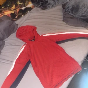 Röd Hoodie - Röd hoodie (limited edition) i bra skick som inte är använd på väldigt länge då jag växt ur den. Stolen 170/176