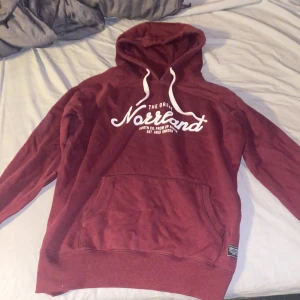 Norrland Hoodie - Vinröd Norrland hoodie i storlek S. Knappt använd och väldigt bra skick. Nypriss 900kr mitt pris 190kr