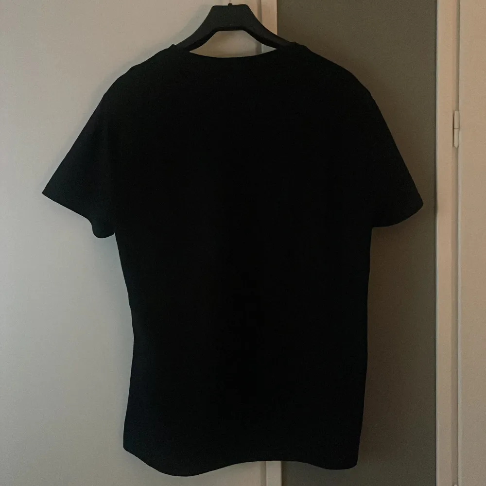 Svart Ralph Lauren T-shirt med loggan i guld, storlek M. Använd typ 1 gång. Nypris:  799kr Mitt pris: 299kr  Köpt på Zalando, kvitto finns!! . T-shirts.