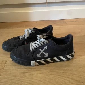 Off-White skor  - Snygga Off-White skor som är riktigt slitna, därav är priset väldigt lågt. Kom privat för att få fler bilder! Priset kan diskuteras😁