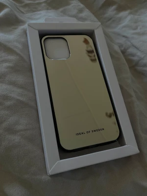 Ideal Of Sweden Mirror Case - IDEALs nya ”Clear” mobilskal köpt på Ullared till fel mobil super fint och fungerar även som spegel. 
