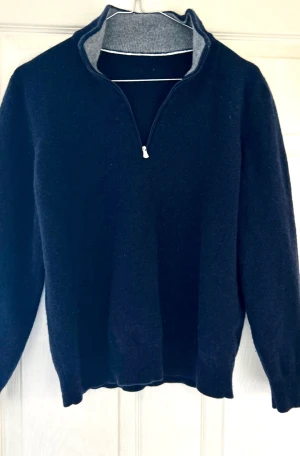 Kashmire tröja - En kashmire tröja i jätte bra skick. Köpt för 3 månader sen för 2500kr och använd fåtal gånger