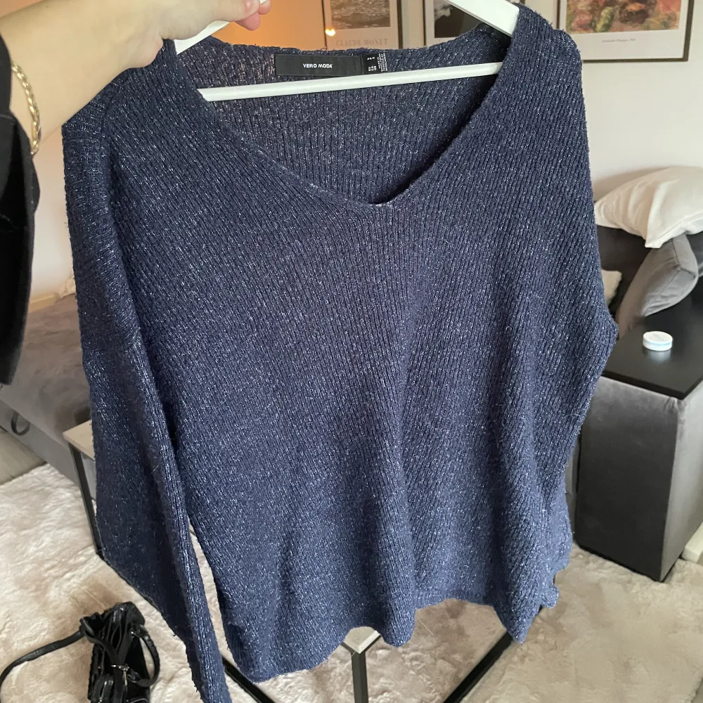 Säljer denna underbara stickade tröja med urringning i en marinblå färg! I fint skick och säljer pga flytt🩷. Tröjor & Koftor.