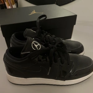 Air Jordan 1 Low SE ASW (GS) - Air jordan 1 all star 2021 med carbonfiber som i stort sätt aldrig är använda. Inga creesar och ser helt nya ut, hör av er om ni har funderingar! Lådan följer med! Fri frakt!🥰