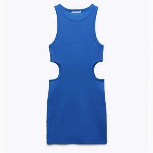 Blå klänning från zara med cutout-detaljer, aldrig använd pga fel storlek 🥰