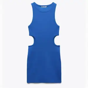 Blå klänning från zara med cutout-detaljer, aldrig använd pga fel storlek 🥰