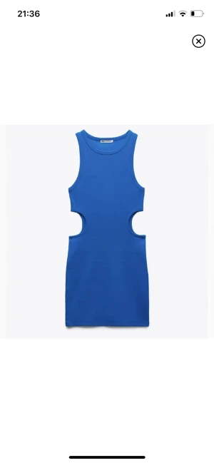 Zara klänning - Blå klänning från zara med cutout-detaljer, aldrig använd pga fel storlek 🥰