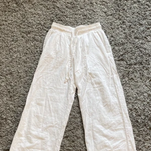Linnebyxor - Jättefina linnebyxor från soyaconcept, säljer pga att de var för korta på mig som är 167💕 Storlek m men passar mig som vanligtvis har xs🥰Det är samma modell som de på tredje bilden men vita