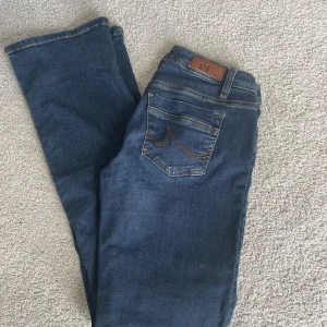 Ltb Jeans  - Jag köpte dessa ltb jeans i modellen ”valerie” av en annan tjej på plick, men tyvärr var dem förstora. Jeansen är i bra skick och är inte sönder någonstans. Jeansen är i storlek 26/32.