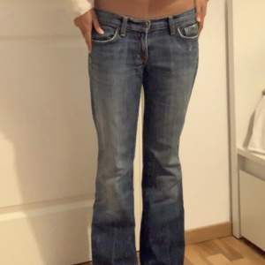 Ett par svin snygga citizen of humanity jeans som är lågmidjade och i bootcut!! Nypris är ca 2500-3000 kr men säljer de bara för 300 (pris går att diskutera)! Ett hål visas i sista bilden, därav lågt pris🩷🩷