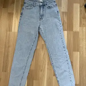 Jeans från Gina tricot, fint skick men tyvärr för små 