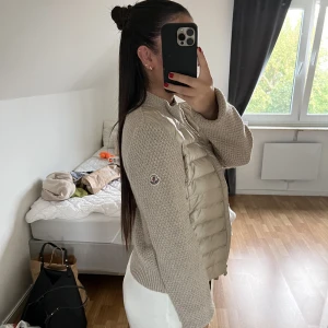 Moncler cardigan - Säljer min Moncler Cardigan då jag ej tar på mig den mer, QR kod finns som går att skanna<3 sitter som en xxs/xs <3