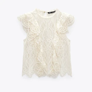 Zara topp - DEN FINNS KVAR!! Säljer denna sjukt snygga och populära toppen från zara som är helt slutsåld😍😍 Storlek M men passar även S! Använd 1 gång!