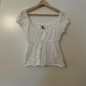 Söt vit topp 🤍 - Vit topp från H&M som köptes i maj och endast använd få gånger så i väldigt fint skick 💓 Storlek xxs men passar även xs ☺️