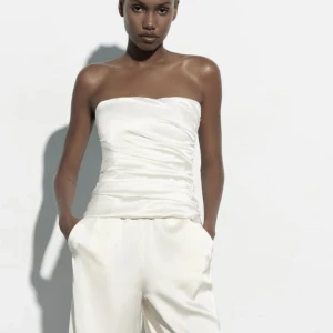 Korsetttopp i satin - Oanvänd jättefin topp topp i satin som är slut i lager. Säljer pågrund av att den inte längre är min stil💖💕