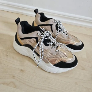 Steve Madden Sneakers  - Supersnygga Steve Madden sneakers i beige. Skorna är endast använda ett fåtal gånger, och i superbra skick! Storlek 39. Nypris ca 1200 kr, jag säljer de för 250 kr!