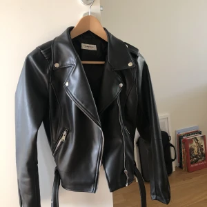 Skinnjacka 🩷 - Den perfekta skinnjackan ! Så fin till hösten 💞