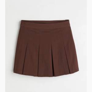 brun pleated kjol från hm, använd en gång så i fint skick. strlk 34 men skriv för fler bilder. passformen är lite längre och rak och sitter smickrande över höfter  🤍